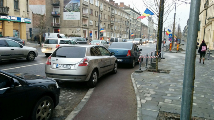 Primăria “încurajează” şoferii să parcheze pe pistele pentru biciclete